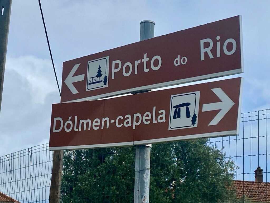 photo of a road sign showing the way to the Dólmen-Capela